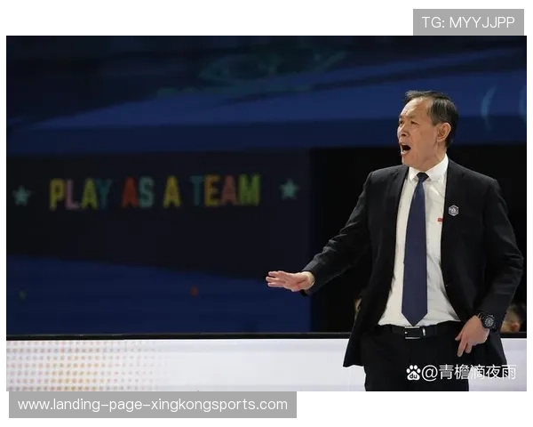 主帅赛后怒摔战术板,场面失控 主帅赛后怒摔战术板,场面失控